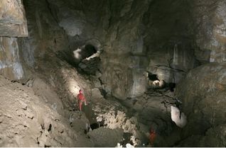 Höhlenwelten unter der  Alb: 60 Meter unter der Erde in der Vetterhöhle offenbart ein gewaltiges  Panorama  – die Abzweighalle zwischen Walhalla und Wolkenschloss
