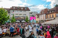 Public Viewing des EM-Eröfnungsspiels auf dem Wettbachplatz in Sindelfingen.