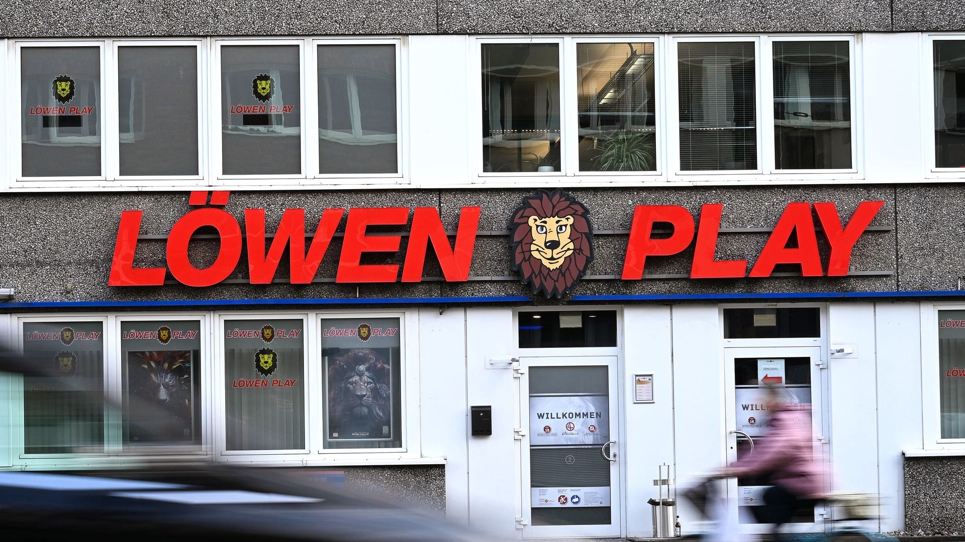 Eine Löwen-Spielothek in Düsseldorf. Verlockend sieht das nicht aus - darf es aber auch nicht, so schreibt es das Gesetz vor.