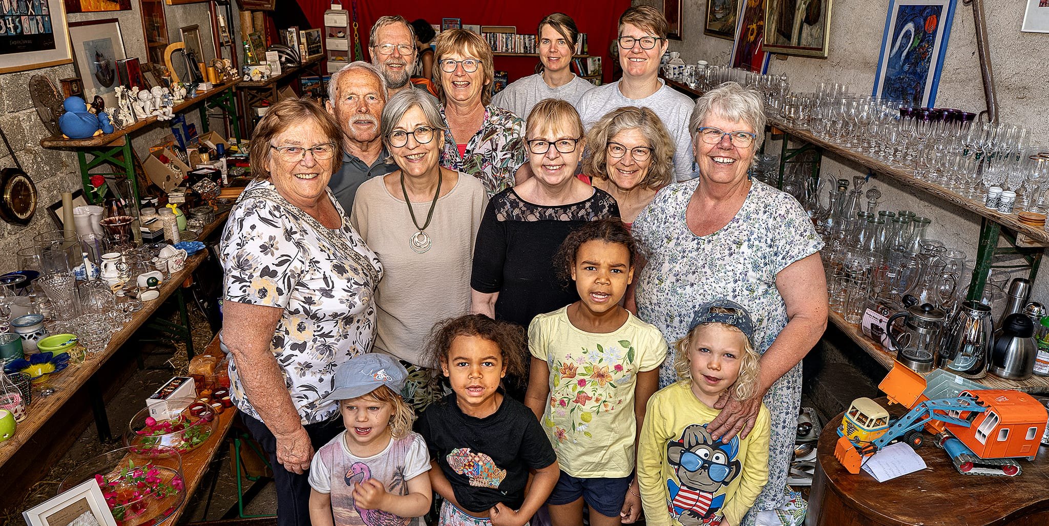 Die Mitglieder des Vereins „Eine Welt-Pamoja“ beim Scheunenflohmarkt. Rechts in der zweiten Reihe Vereinsvorsitzende Irmgard Richter.