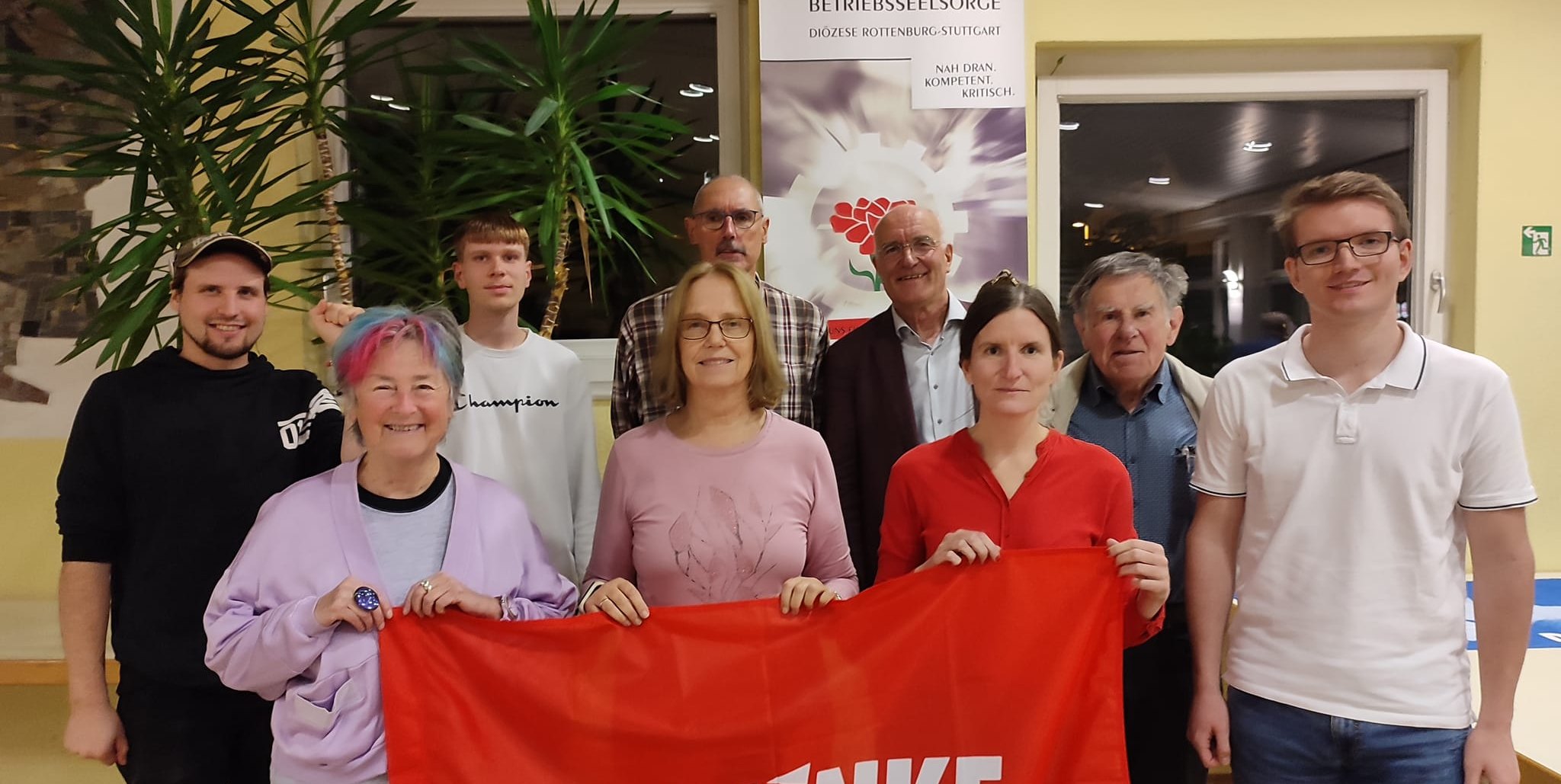 Der neue Kreisvorstand der Linken. Vordere Reihe von links: Elfriede Belouschek, Ingrid Pitterle, Lisa Neher und Jan Peter Blasitzke. Hintere Reihe von links: Thomas Walz, Lukas Bechtel, Siegfried Liebscher, Reinhard Stübner und Manfred Norwat. Nicht auf dem Bild: Brigitte Ostmeyer, Marcel Kläger, Bernd Strahler, Wolfgang Haupt und Detlef Reppenhagen.