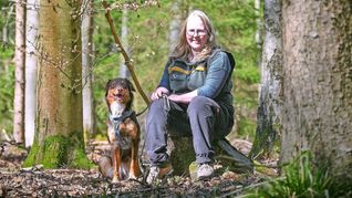 Sophie Bloß samt Hündin Frieda an ihrem Arbeitsplatz im Enzkreis.