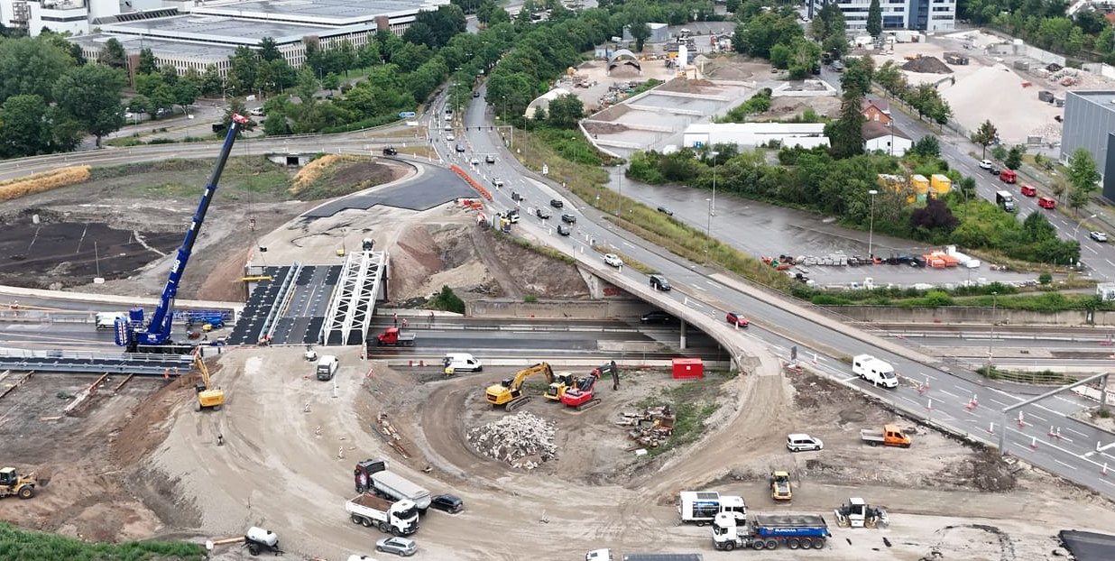 Die Brücke über die A81 (rechts im Bild) verbindet Sindelfingen und Böblingen und muss einer neuen Brücke Platz machen. Links daneben wurde die provisorische Brücke Ende Juli eingehoben, die so lange als Ersatz dient.