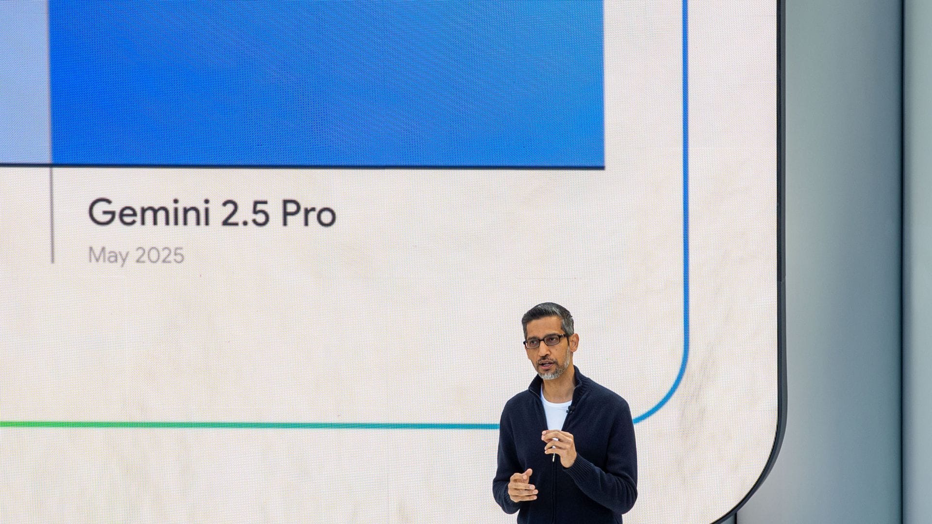 Google-Chef Sundar Pichai stellt die neuen KI-Funktionen für die Suchmaschine vor.