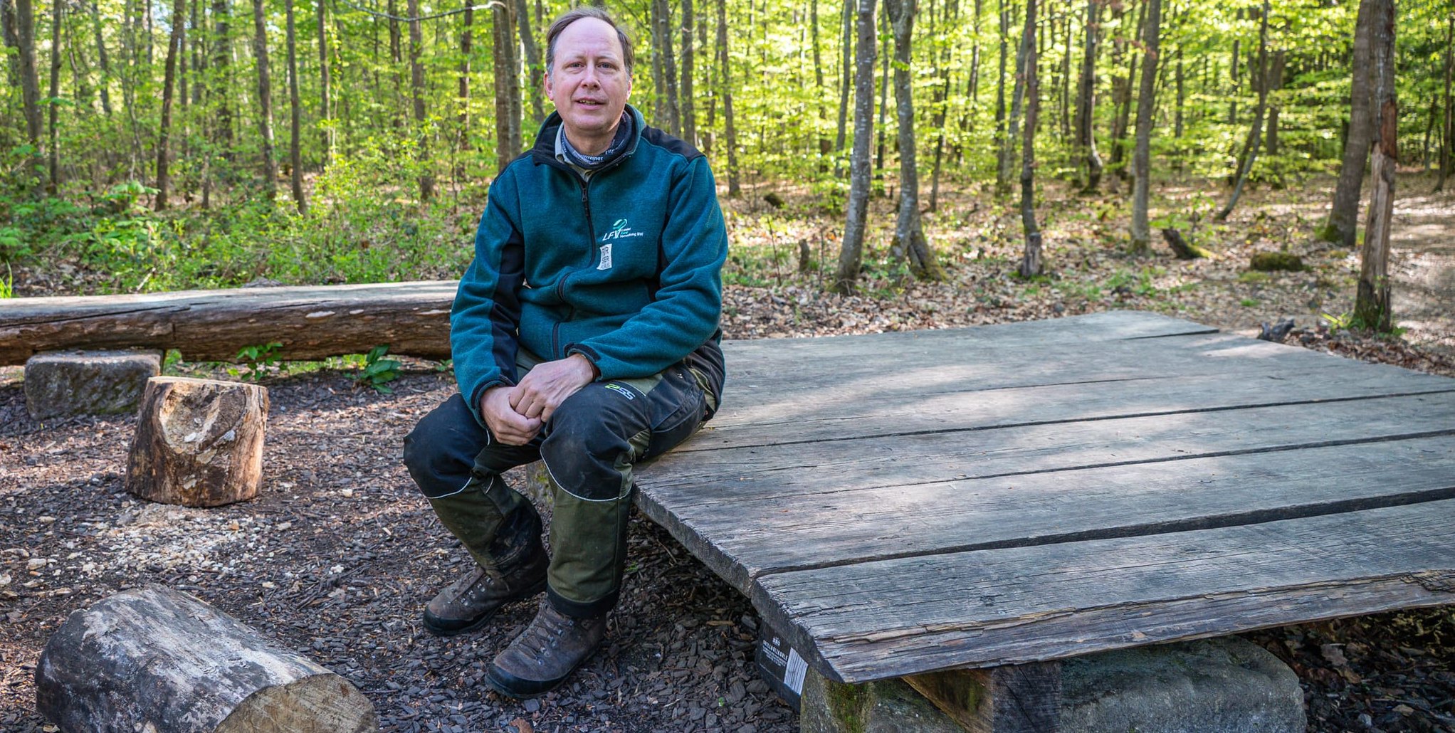 Revierförster Armin Klausner an der Feuerstelle an der Bismarckeiche.