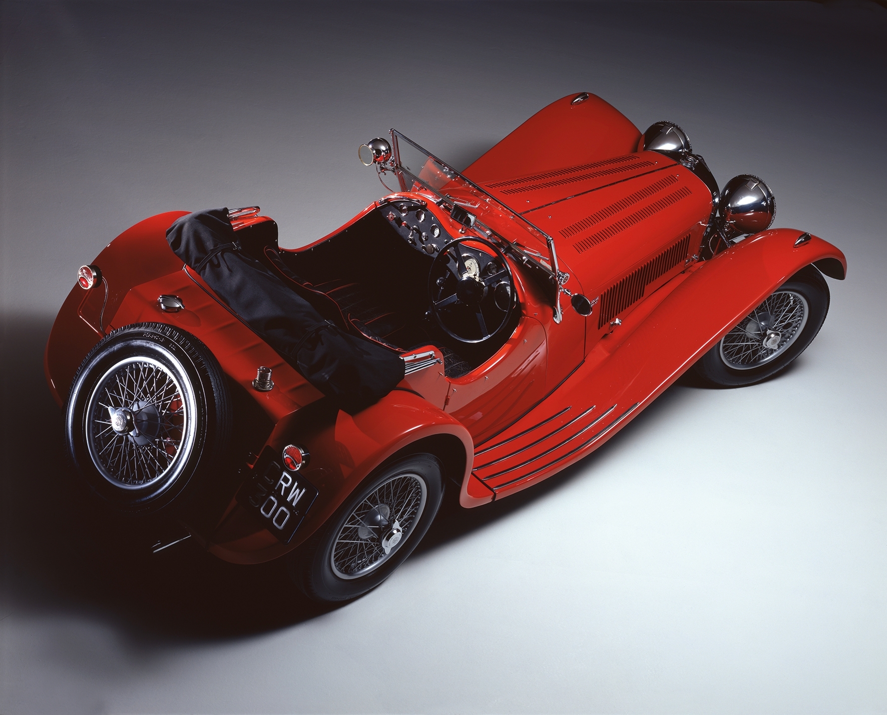Jaguar SS 100, 1936–1940. Im September 1935 erschien der Name Jaguar erstmals in der Firmengeschichte. Die neu präsentierte Limousine wurde so genannt, wie nach dem Krieg die Firma selbst. Bild: Staud Studios GmbH