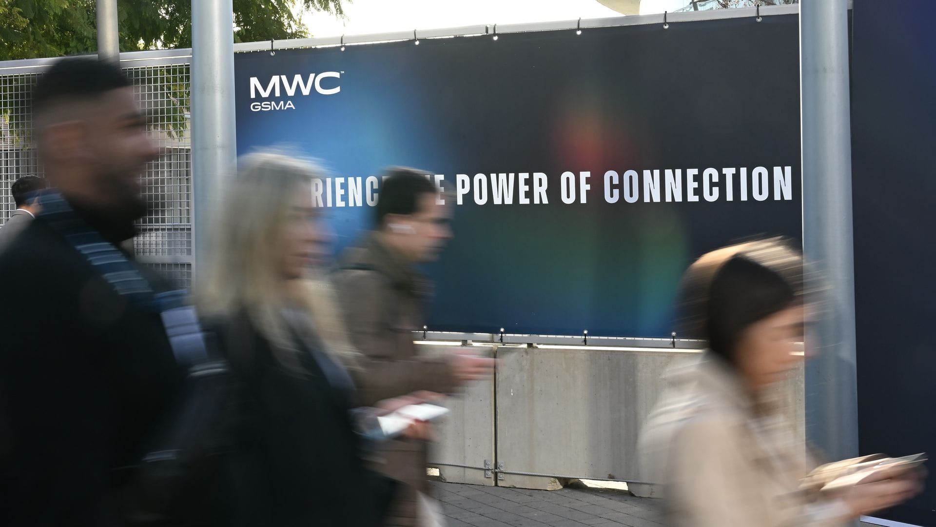 Besucher auf dem Weg zum MWC 2025 - auch dieses Jahr werden Menschenmassen in die Hallen strömen.
