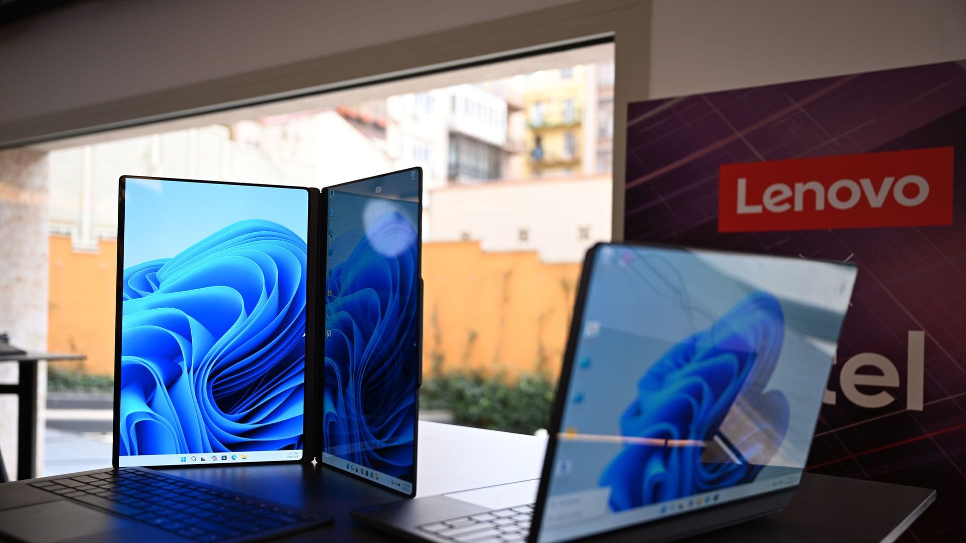 So geht es auch: Die beiden Bildschirme per Magnetfunktion nebeneinander gestellt.