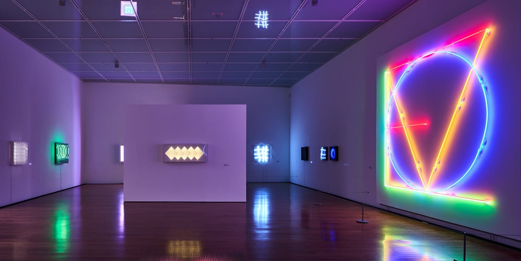 Das Waldenbucher Museum Ritter zeigt unter dem Titel „Einfach machen!“ Arbeiten von Walter Giers sowie „Glanzstücke“ mit Lichtkunst aus der Sammlung Marli Hoppe-Ritter. Die Doppelausstellung ist bis zum 19. April zu sehen: Di-So + Fei 11-18 Uhr. Am Sonntag, 18. Januar gibt es ab 15.30 Uhr eine Führung mit dem Schwerpunkt „Kunst und Wissenschaft“ mit Kunsthistorikerin Christine Klenk und Dr. Marc Scheffler von der Uni Stuttgart.