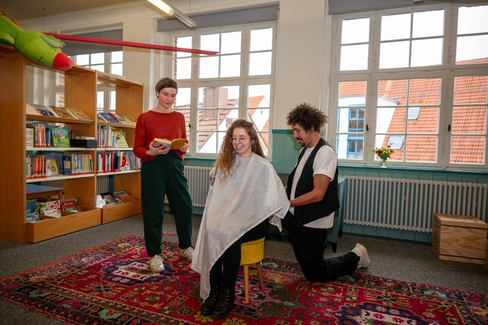 Mit kreativen Ideen, wie mit dem Vorlesefriseur Danny Beuerbach beim Stadtbüchereifest, sorgen Jessica Sabasch und Angelika Page für neue Impulse. Bild: Nüßle