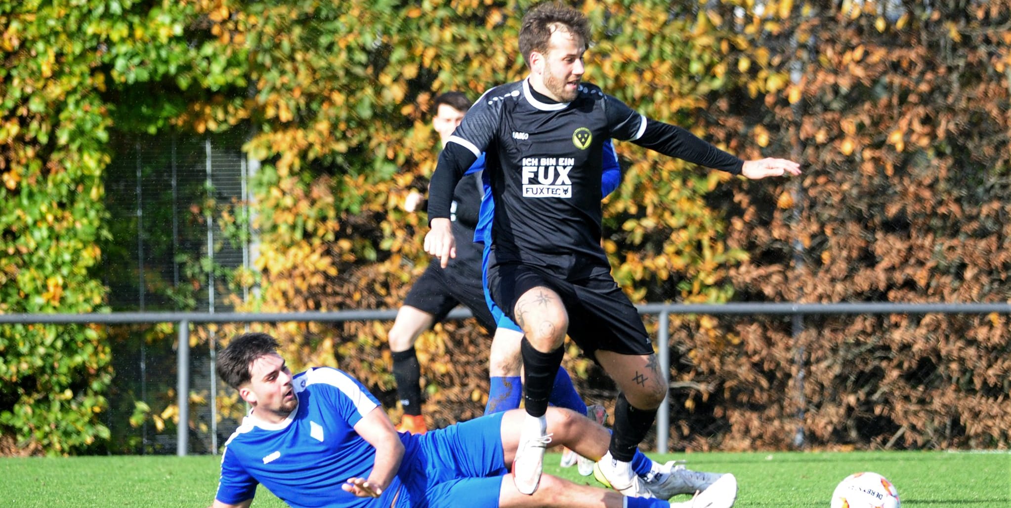 Der Böblinger Adnan Rastoder (links) fährt gegen den Aidlinger Peter Steimle die Beine aus. Bild: photostampe