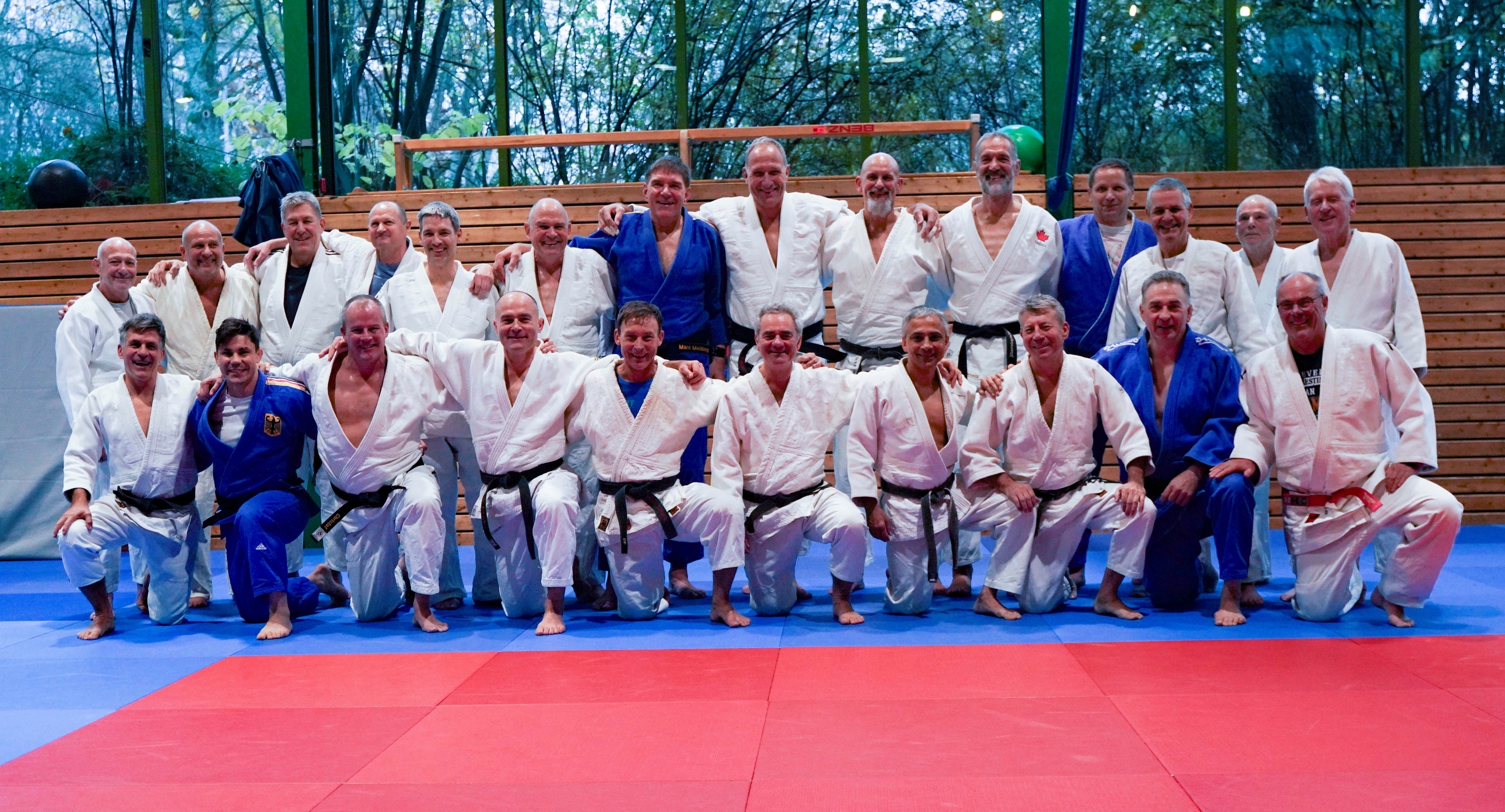 Stark: Horst Peiffer, Dirk Lukaschewski, Holger Meiling, Axel Altvater, Dirk Dosenbach, Stephan Fischer, Marc Meiling, Arnd Franz, Uwe Fendler, Michael Morgenroth, Joachim Schäpe, Dieter Fahrländer, Dieter Völler, Gunter Bischof (hinten von links), Uli Fessmann, René Schneider, Christof Aeugle, Steffen Rommel, Oleg Becher, Oliver Wengert, Harald Widlroither, Rüdiger Johner, Harald Neidel, Norbert Schöllhorn (vorne von links).      Bild: Dettenmeyer
