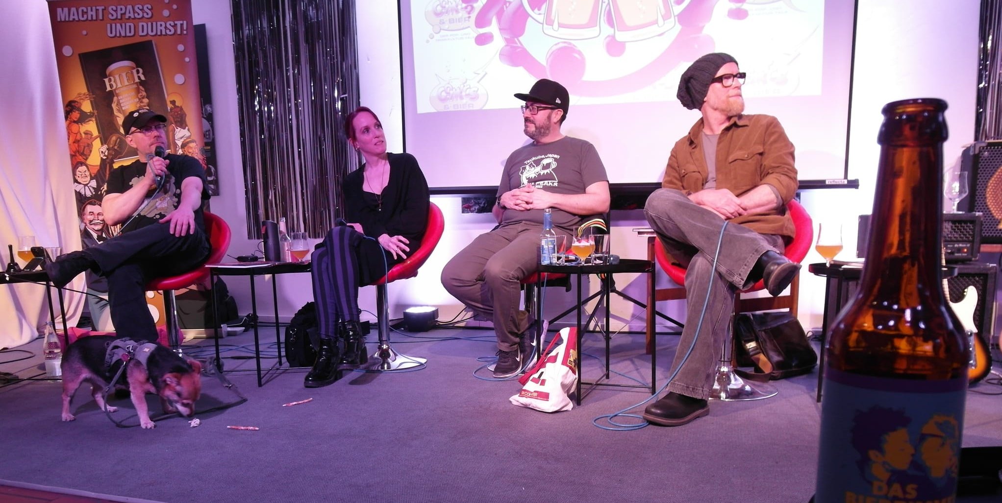 Auf der Bühne im Blauen Haus: Steffen Volkmer, Dr. Rebecca Haar, Manuel Grande und Heiko Volz (von links).