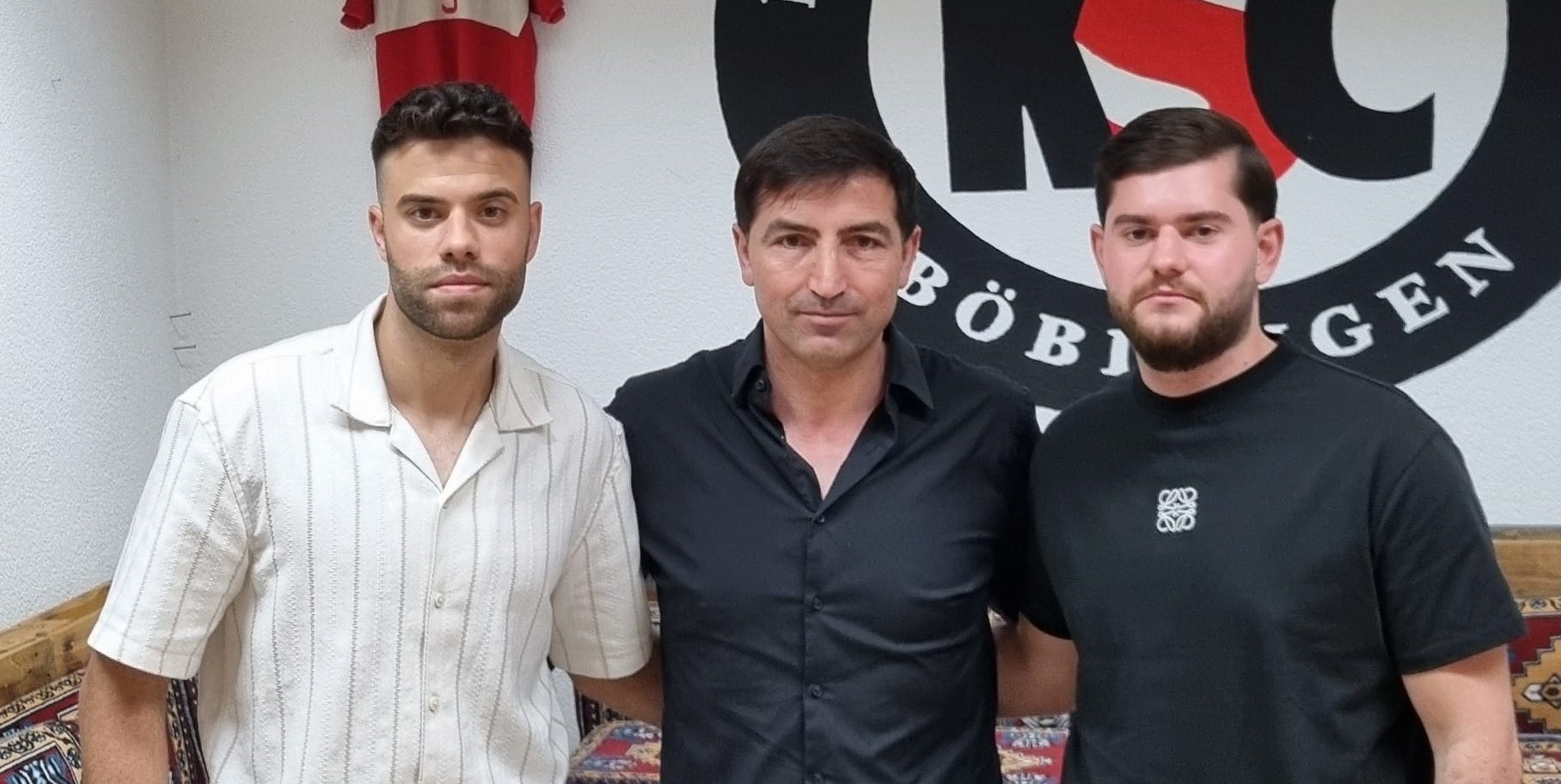 Der Sportliche Leiter Yasin Özyürek freut sich, dass er in Noah Lukic (links) und Gjon Karrica (rechts) ein neues Spielertrainergespann für den KSC Böblingen gefunden hat.