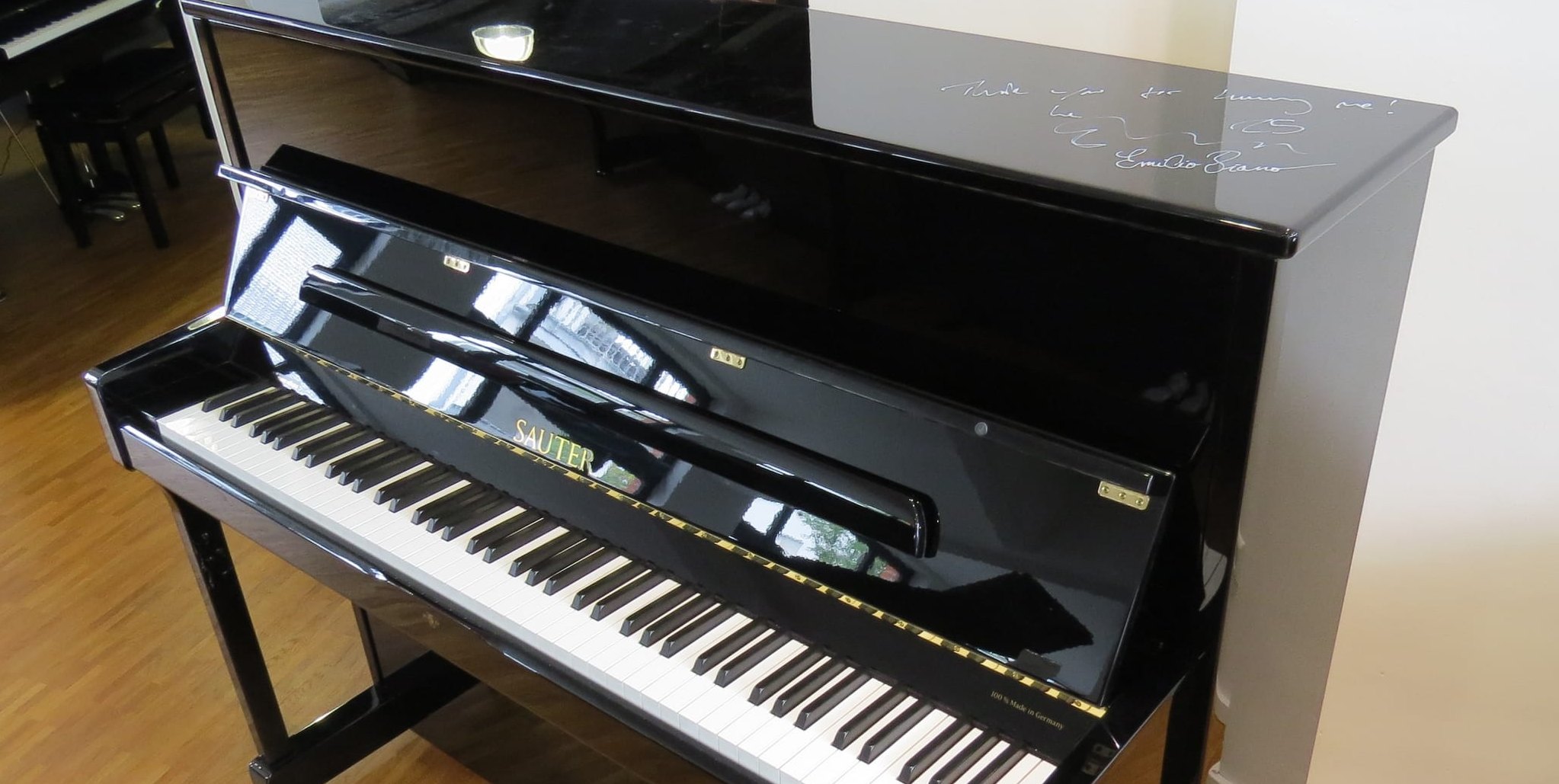 ... jetzt ist es inklusive Unterschrift des Popstars wieder bei Piano Hölzle ausgestellt.
