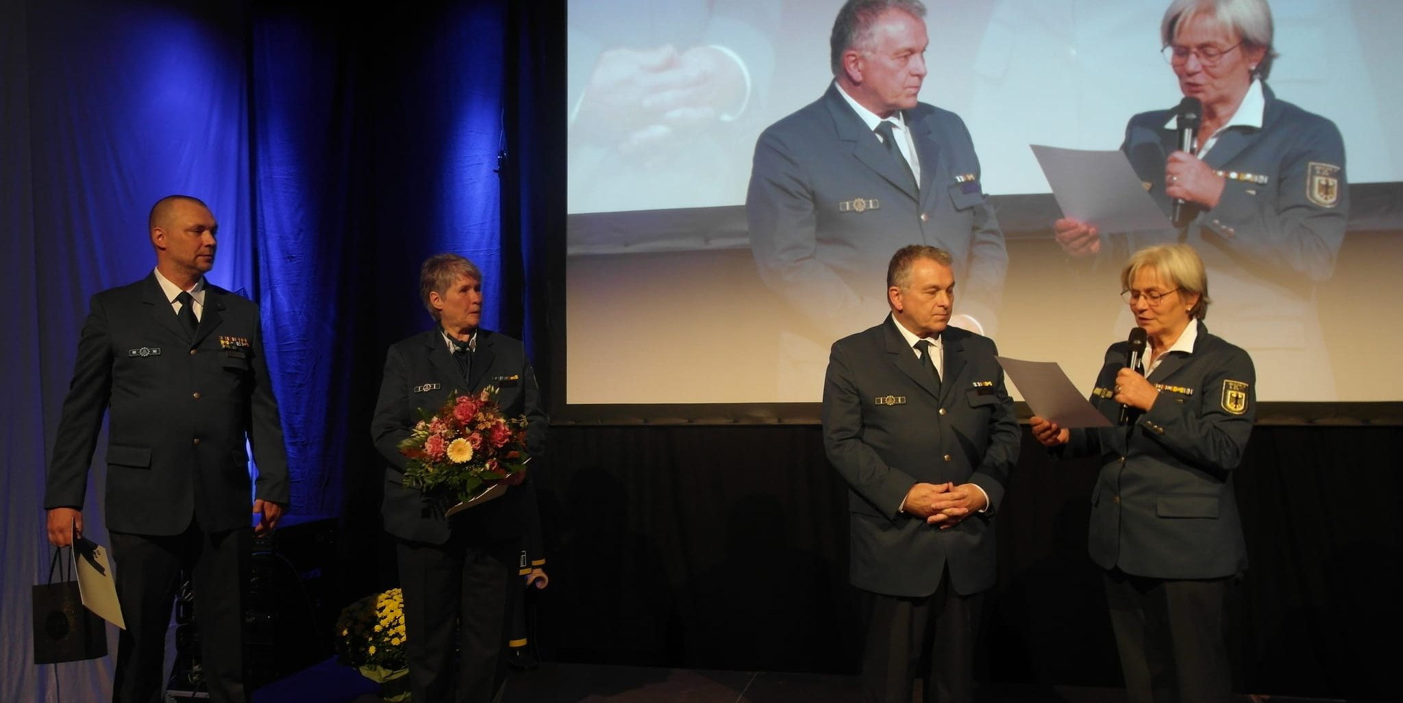 Für langjährige Mitgliedschaft beim Böblinger Ortsverband des Technischen Hilfswerks (THW) wurden Ronny Düsterhöft (25 Jahre), Gudrun Dannecker (40 Jahre) und Frank Schwenkler (40 Jahre) von der für das Ehrenamt zuständigen THW-Hauptamtlichen Georgia Pfleiderer (von links) geeht.Bilder: Staber