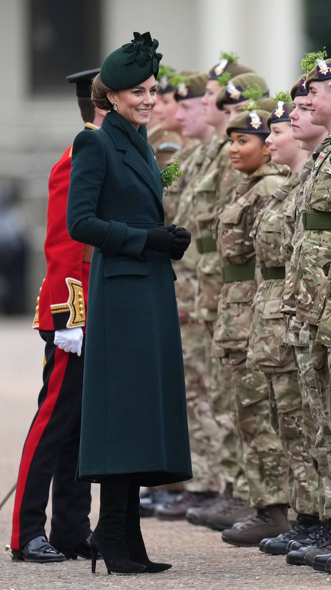 März: Grün muss sein am St. Patrick’s Day und Mäntel sind ohnehin eine Spezialität der Prinzessin – mit diesem flaschengrünen Exemplar aus dem Hause Alexander McQueen setzt Kate auf die richtige Karte. Chapeau fürs passende Hütchen!