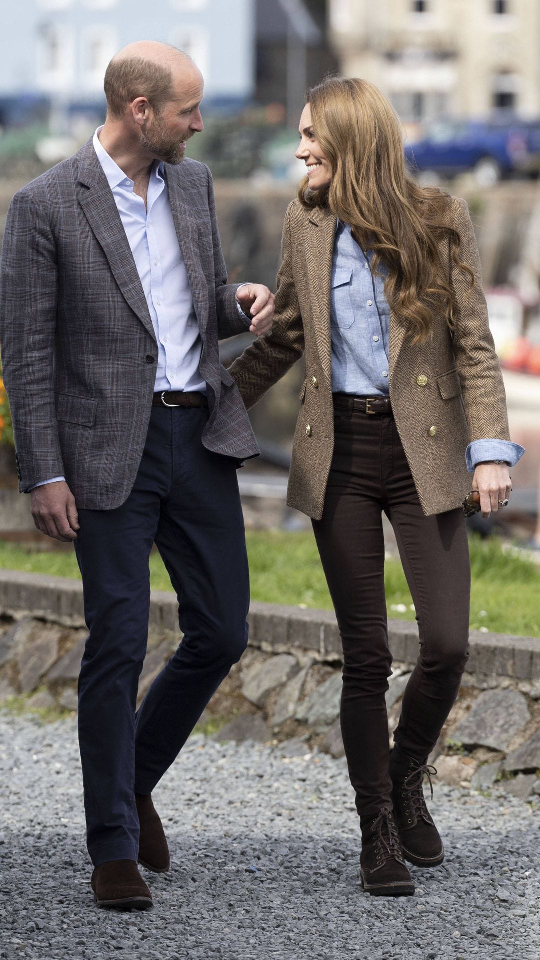 April: Ihren 14. Hochzeitstag verbringen Prinzessin Kate und Prinz William auf der schottischen Isle of Mull. Die 43-Jährige trägt klassisch englischen Country-Style mit einem Twist – doppelreihiger Tweedblazer, Hemdbluse und eine dunkelbraune Skinny Jeans, von der Kate als klassische Vertreterin der Generation X einfach nicht lassen kann.