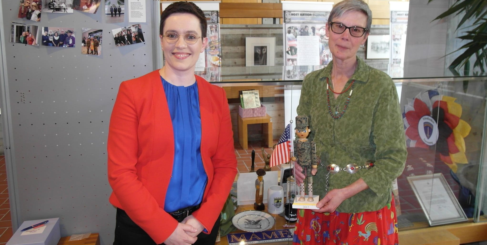 Schönaichs Bürgermeisterin Anna Walher (links) und Dr. Circe Olson Woessner vor der Ausstellung im Foyer des Rathauses. Bild: Staber