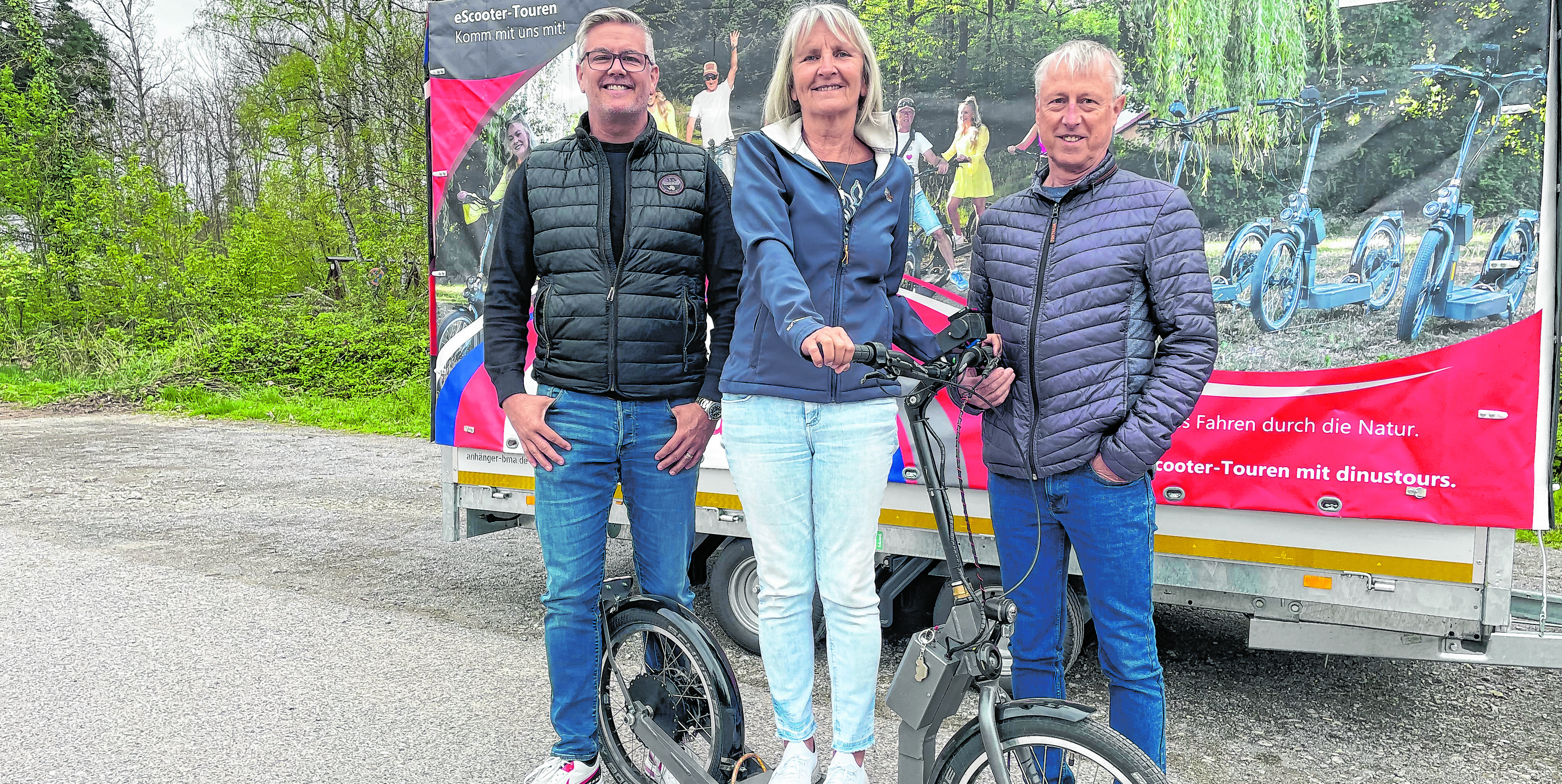 Sascha Stoll, Rita Stoll und Dietmar Dinus (von links) bieten als Guides geführte Touren mit dem E-Scooter an.