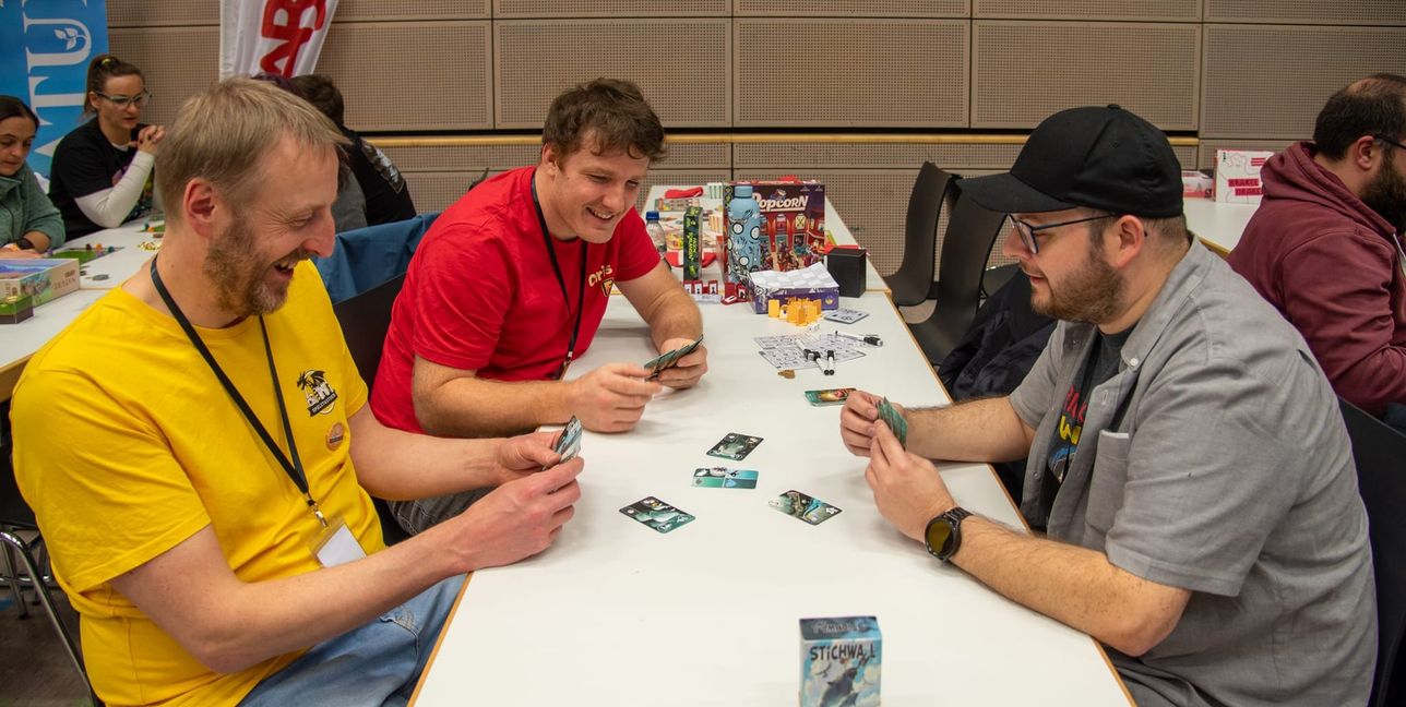 Organisator Sascha Rudolph (links), Chris Beer und Spieleerfinder Jochen Knittel bleibt nur Zeit für ein kurzes Kartenspiel.