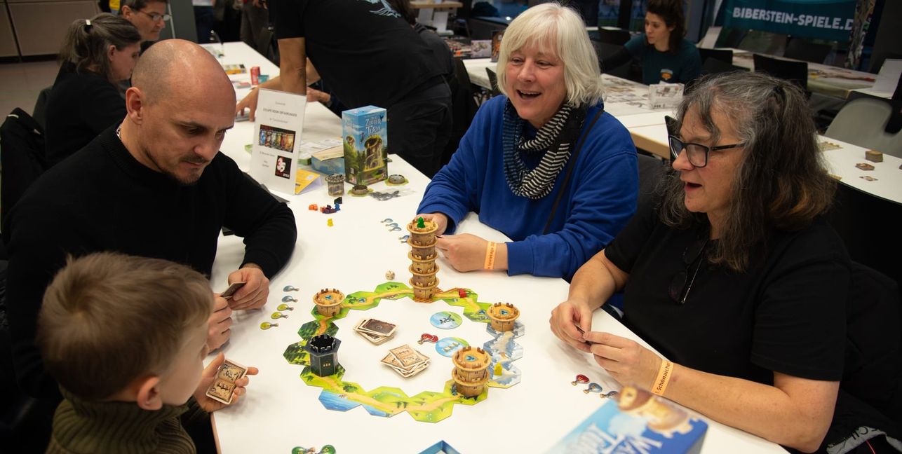 Joel Kimmerle, Andrea Schabolovski, Ute Erdmann und Yvonne Wichert sind als Zauberschüler im Spiel „Die wandelnden Türme“ unterwegs.