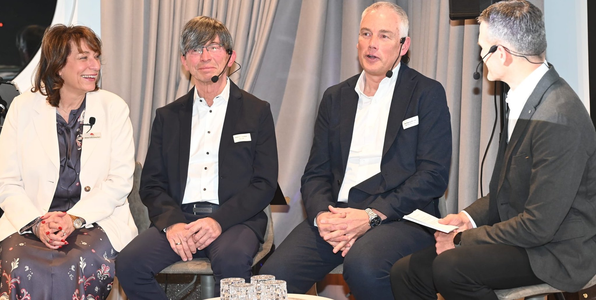 Diskussionsrunde beim Frühlingsempfang in der Holzgerlinger Zentrale der Bahr-Immobilienfirmen. Von links: Bärbel Falkenberg-Bahr, Professor Dr. Gunther Olesch, Wolfgang Wendt (Chef der IBM Deutschland GmbH) und Moderator Jens Zimmermann.