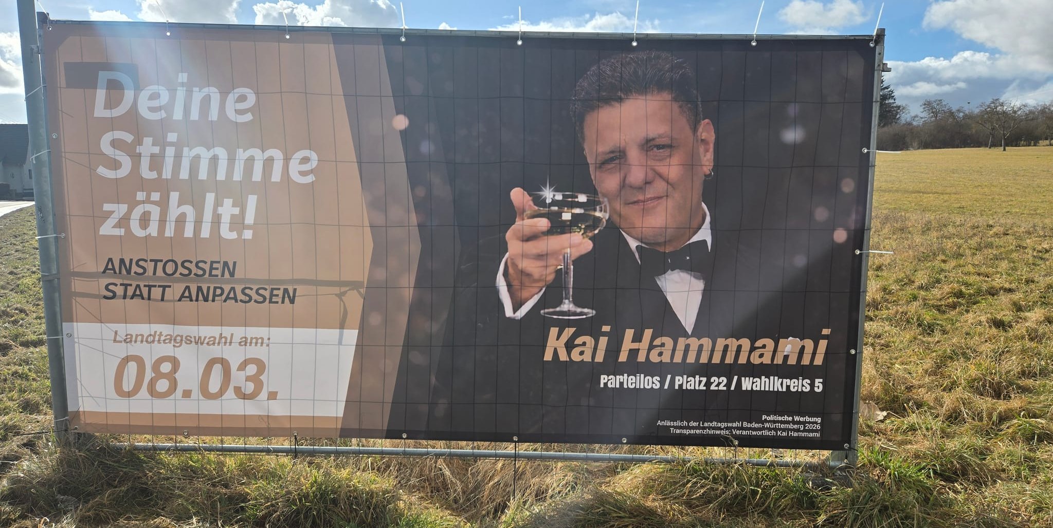 Kai Hammami fordert: Anstoßen statt anpassen. Dieses Plakat steht am Maichinger Ortsausgang Richtung Magstadt.