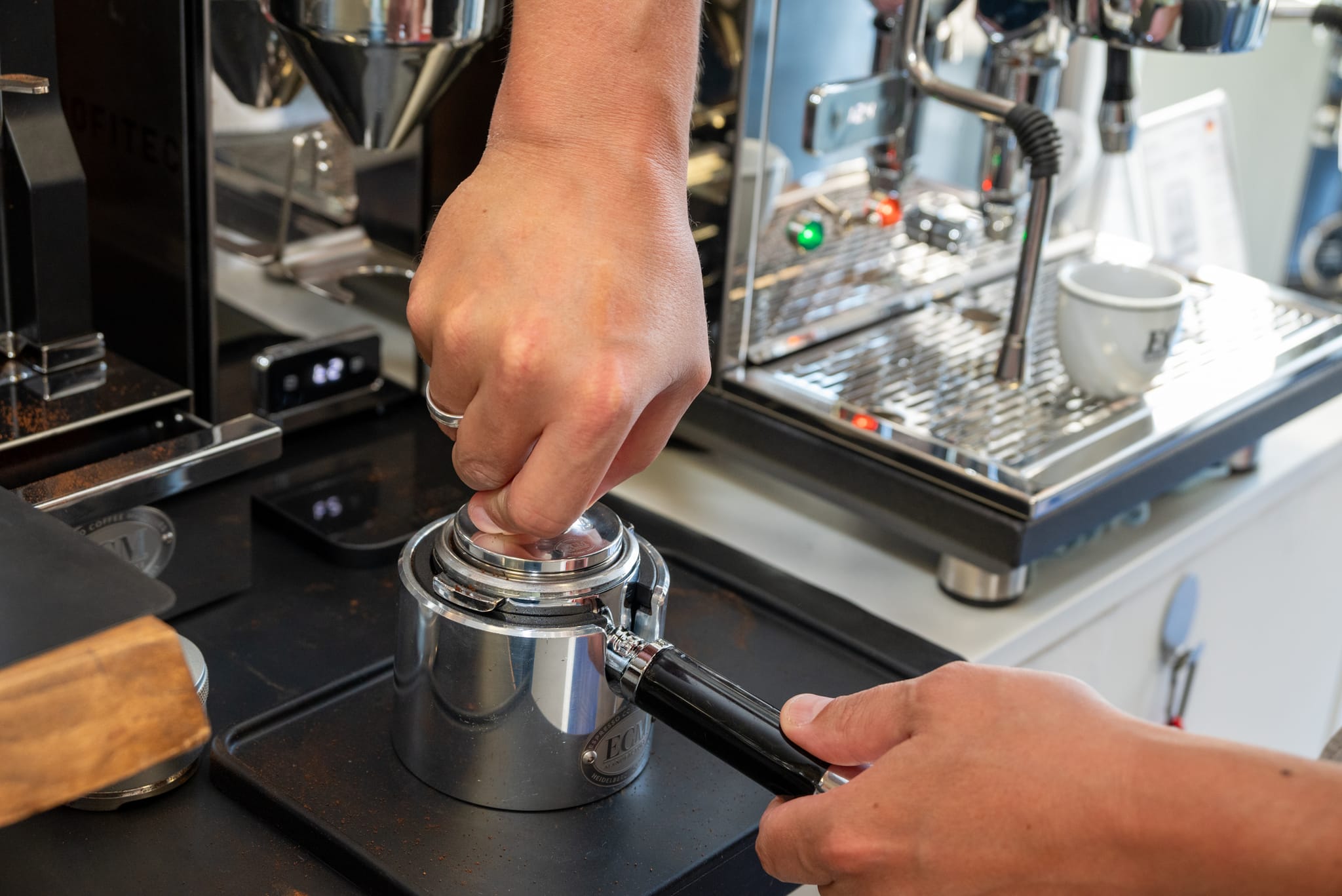 Tamper: sorgt für eine gleichmäßige Verdichtung des Kaffeemehls.