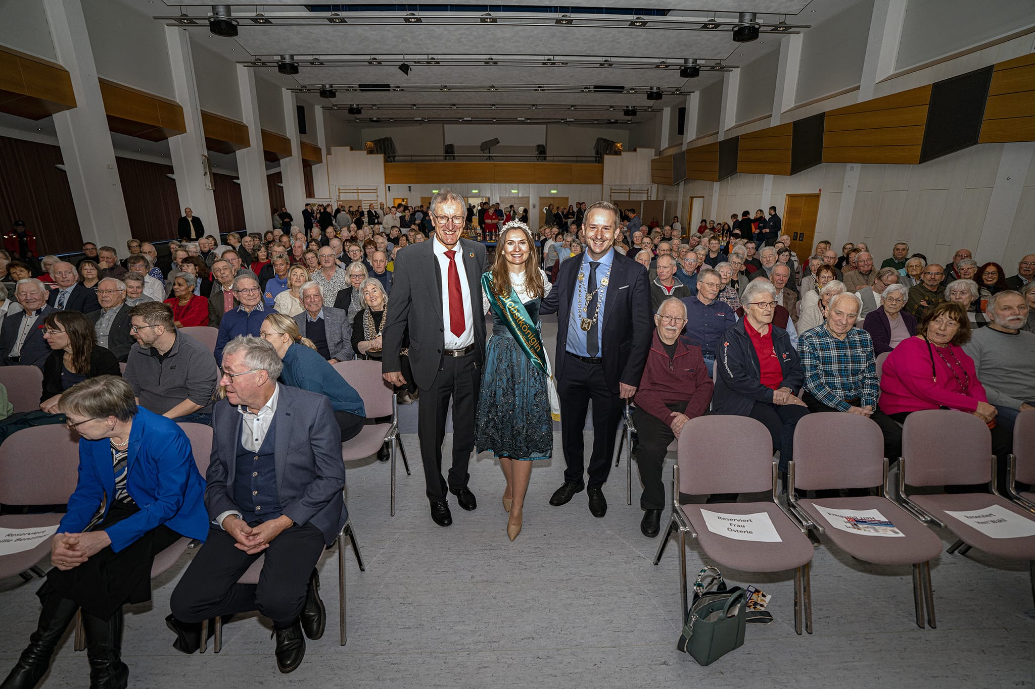 Streuobstkönigin Linda Österle eingerahmt von Landrat Roland Bernhard (links) und Bürgermeister Florian Glock beim Neujahrsempfang in Magstadt.