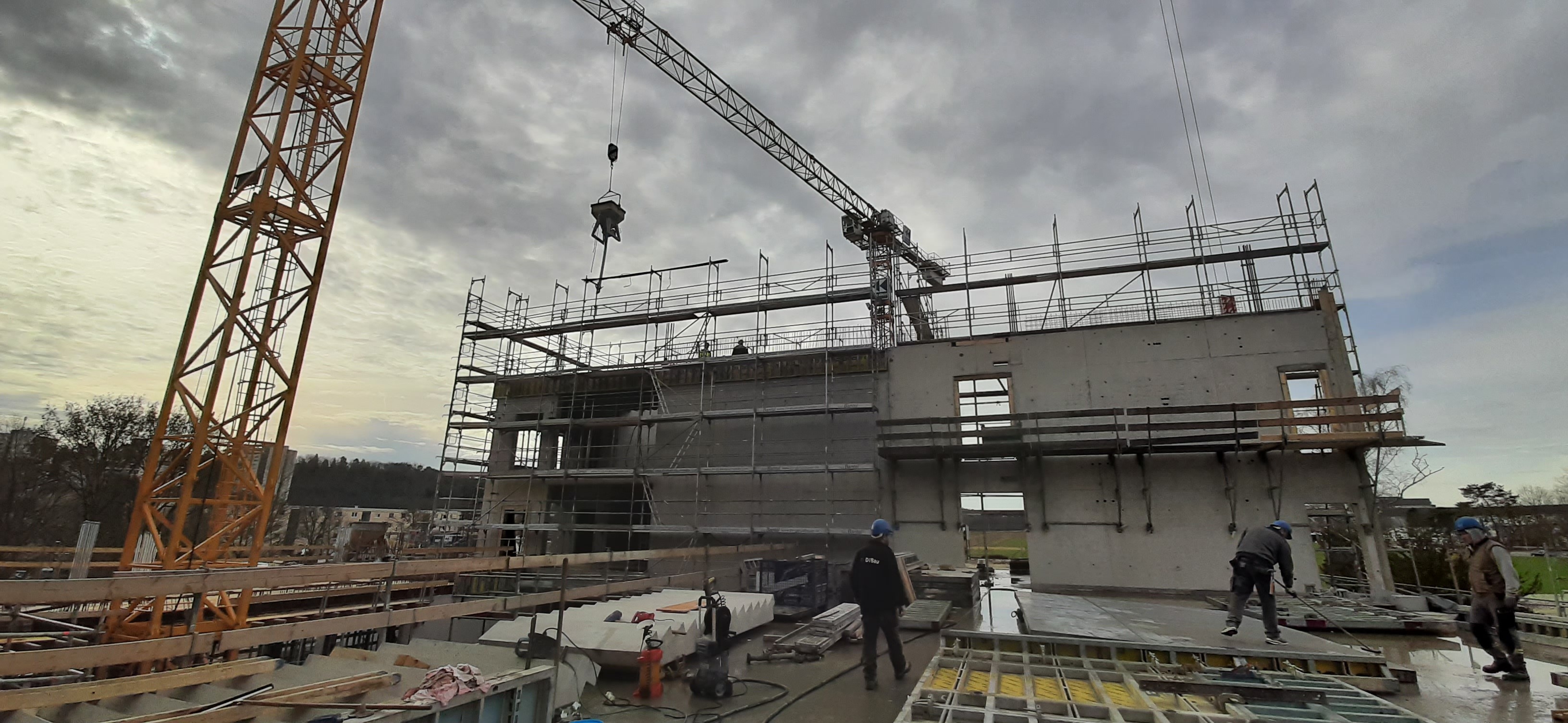 Der Schulneubau Stockbrünnele wächst in die Höhe.