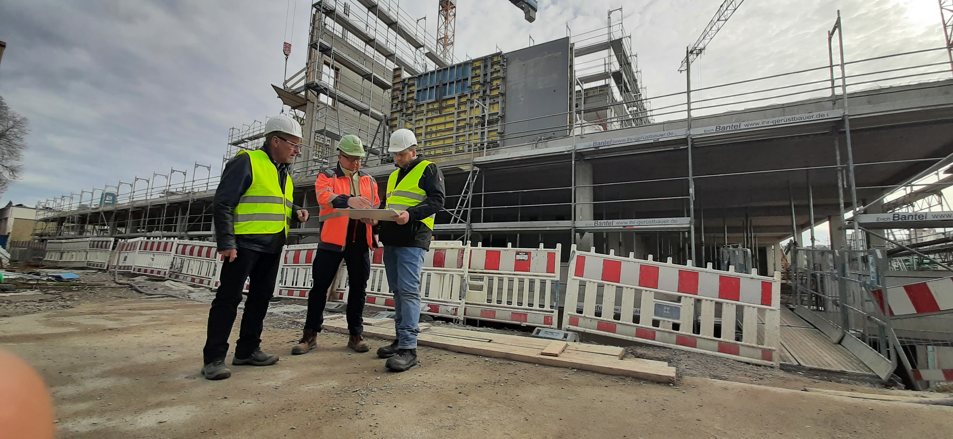 Heinz Rößler (von links), Markus Voigt und Timo Nußbaum besichtigen die Baustelle. Bild: Elbers