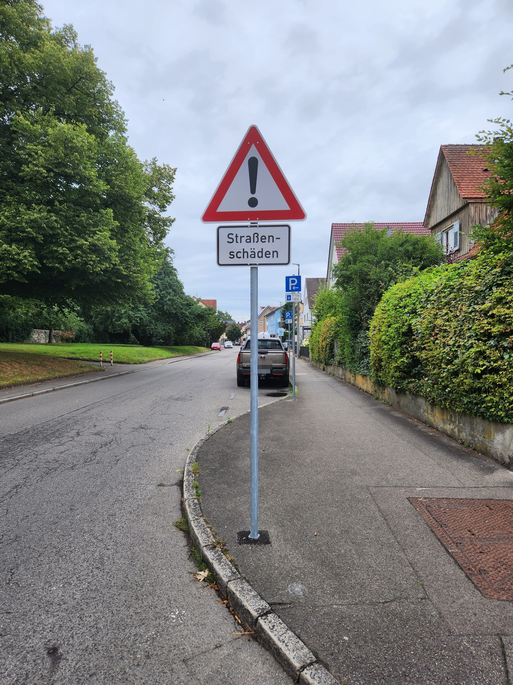 Feste Schilder warnen vor der Gefahr.