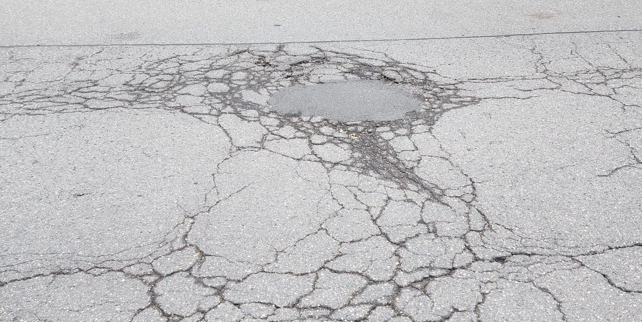 Risse und Schlaglöcher prägen die Fahrbahn der Laurentiusstraße in Maichingen.