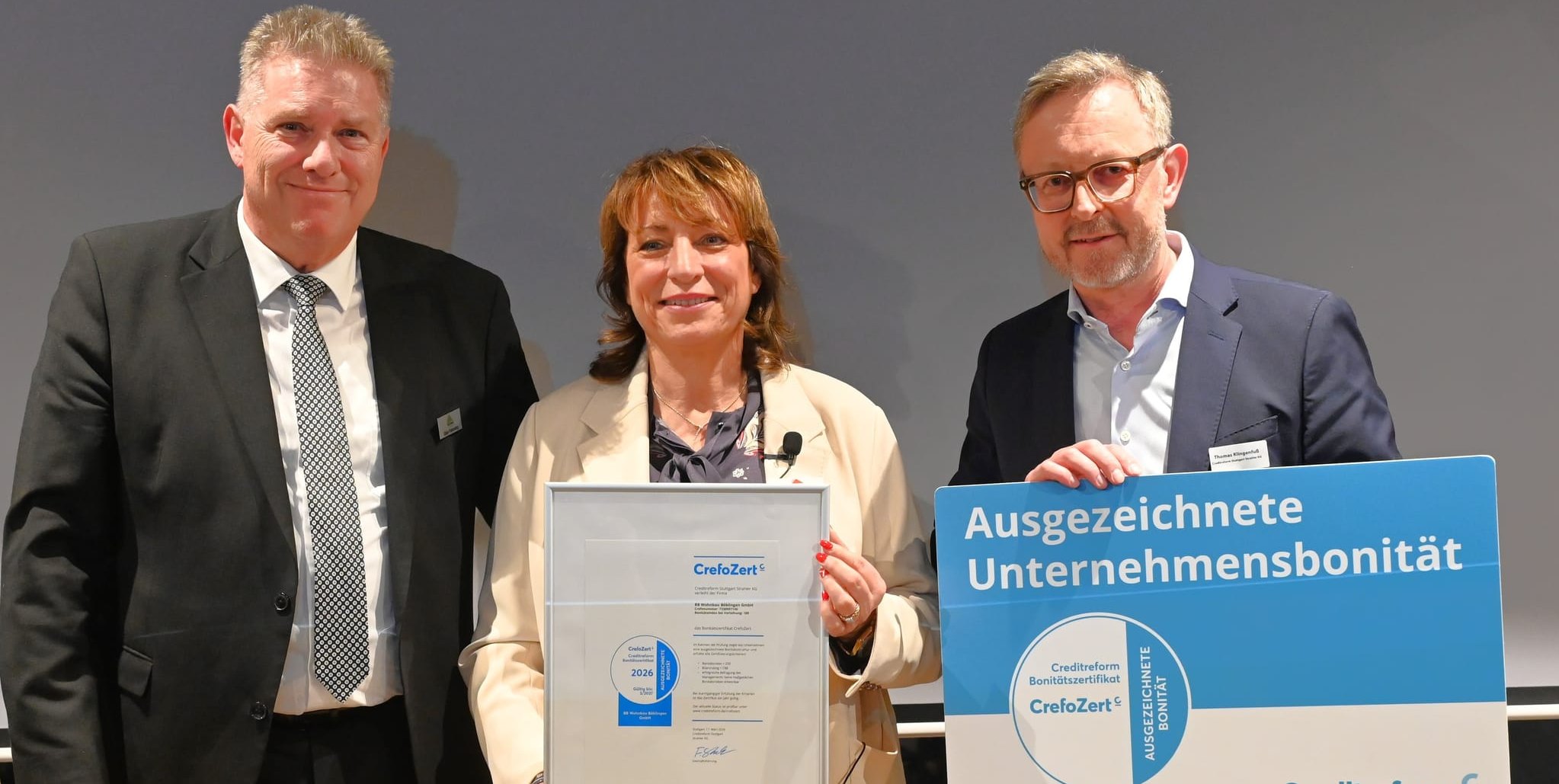 Im Bild von links: Finanzgeschäftsführer Claus Falkenberg und Bärbel Falkenberg-Bahr, geschäftsführende Gesellschafterin von der BB Wohnbau Böblingen GmbH sowie Thomas Klingenfuß, Mitglied der Creditreform-Geschäftsleitung.