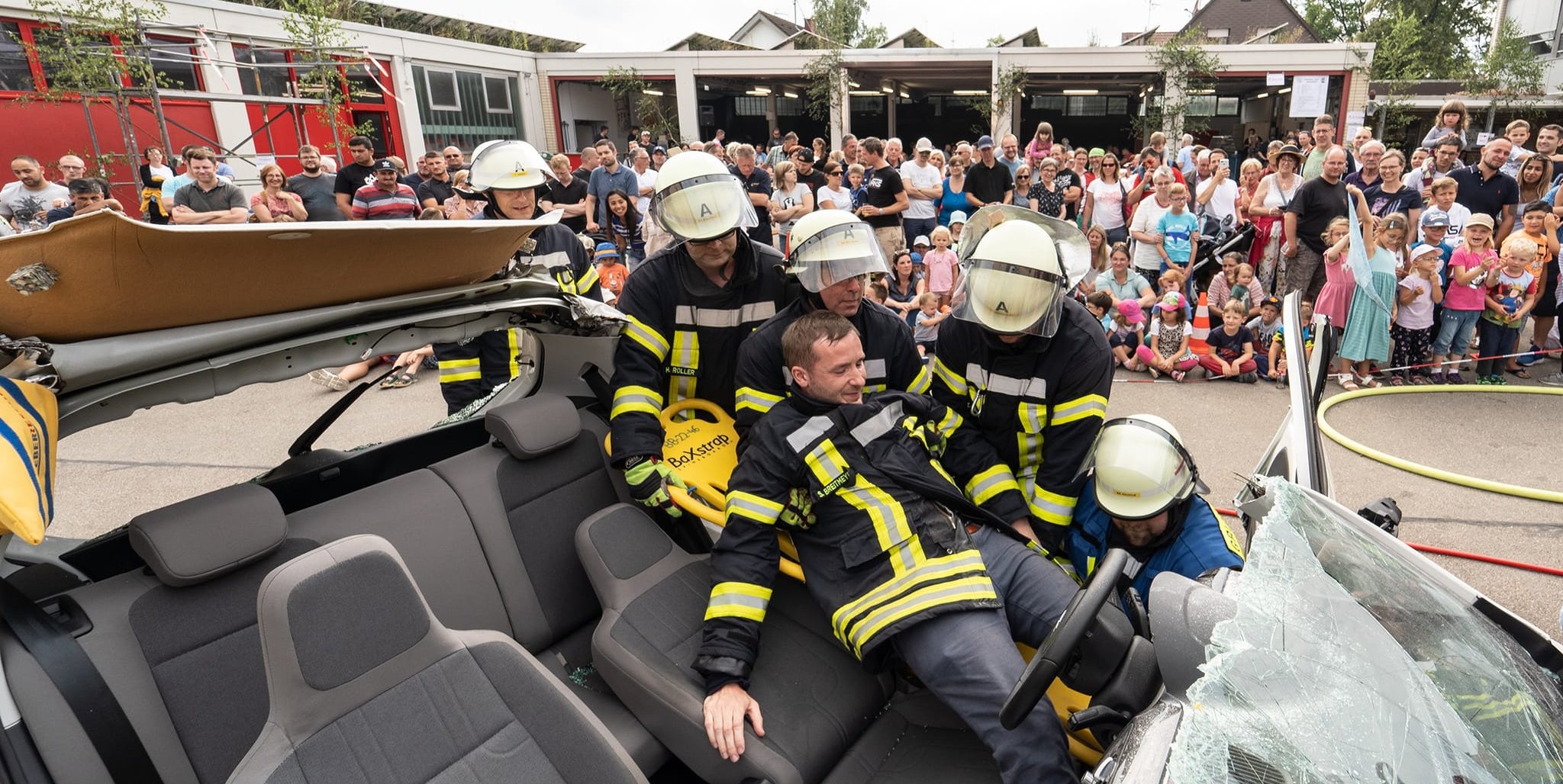 Unser Archivbild zeigt eine Schauübung zu einem Verkehrsunfall beim Tag der offenen Tür der Feuerwehr Magstadt im Jahr 2024.