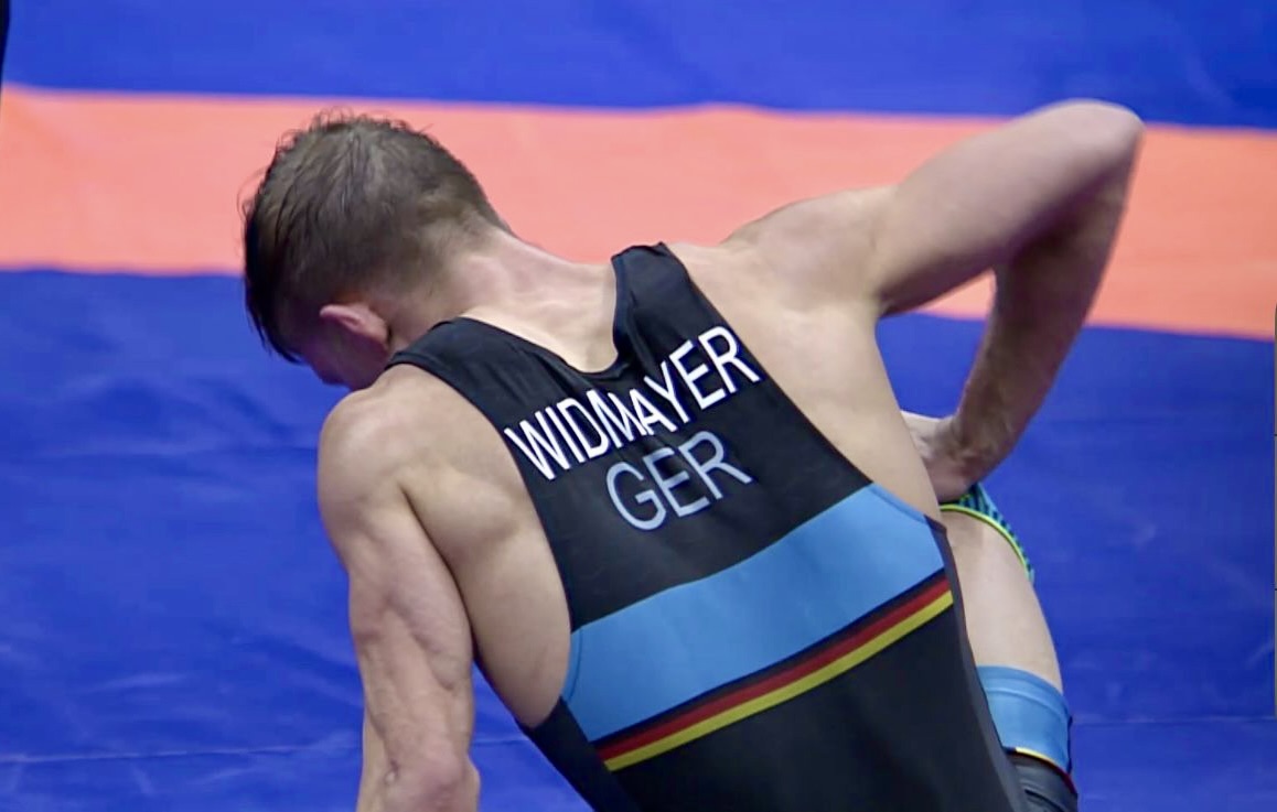 Der Ehninger Ringer Michael Widmayer nach dem Kampf am Boden. Bild: z