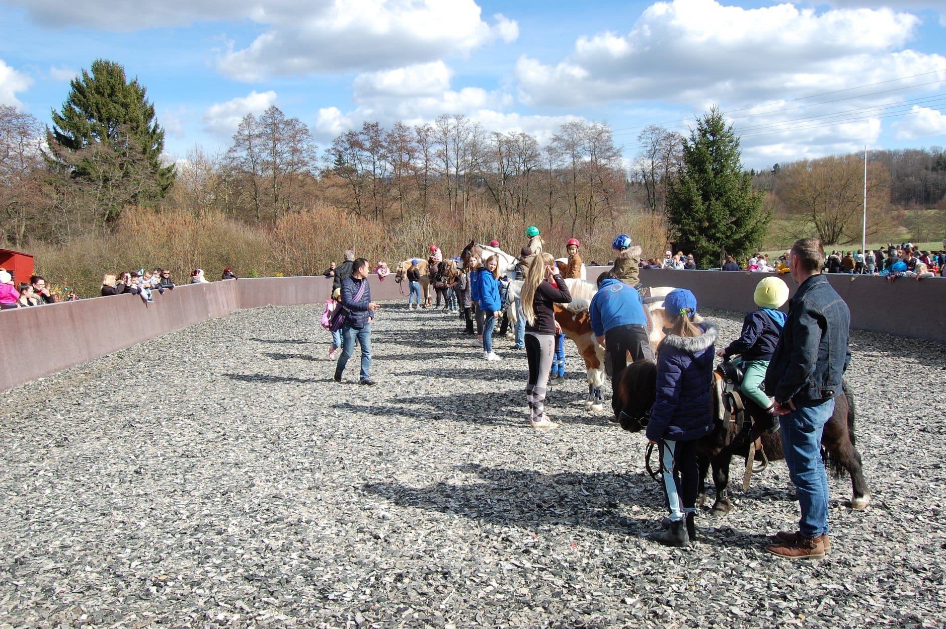 Pro Jahr nutzen zwischen 4 800 und 5 000 Kinder und Jugendliche die Angebote der Jugendfarm, darunter viele pädagogische und inklusive Projekte.