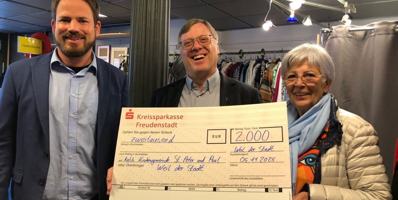 Von links: Michael Vogelmann (Fachleitung Soziale Hilfen bei der Caritas), Pfarrer Anton Gruber und  Angelika Deckstein (Leitung Fairkauf).