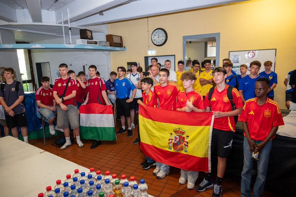 Die Jugendlichen hatten ihren Spaß mit dem Tischkicker, an der Konsole und auf dem Platz.