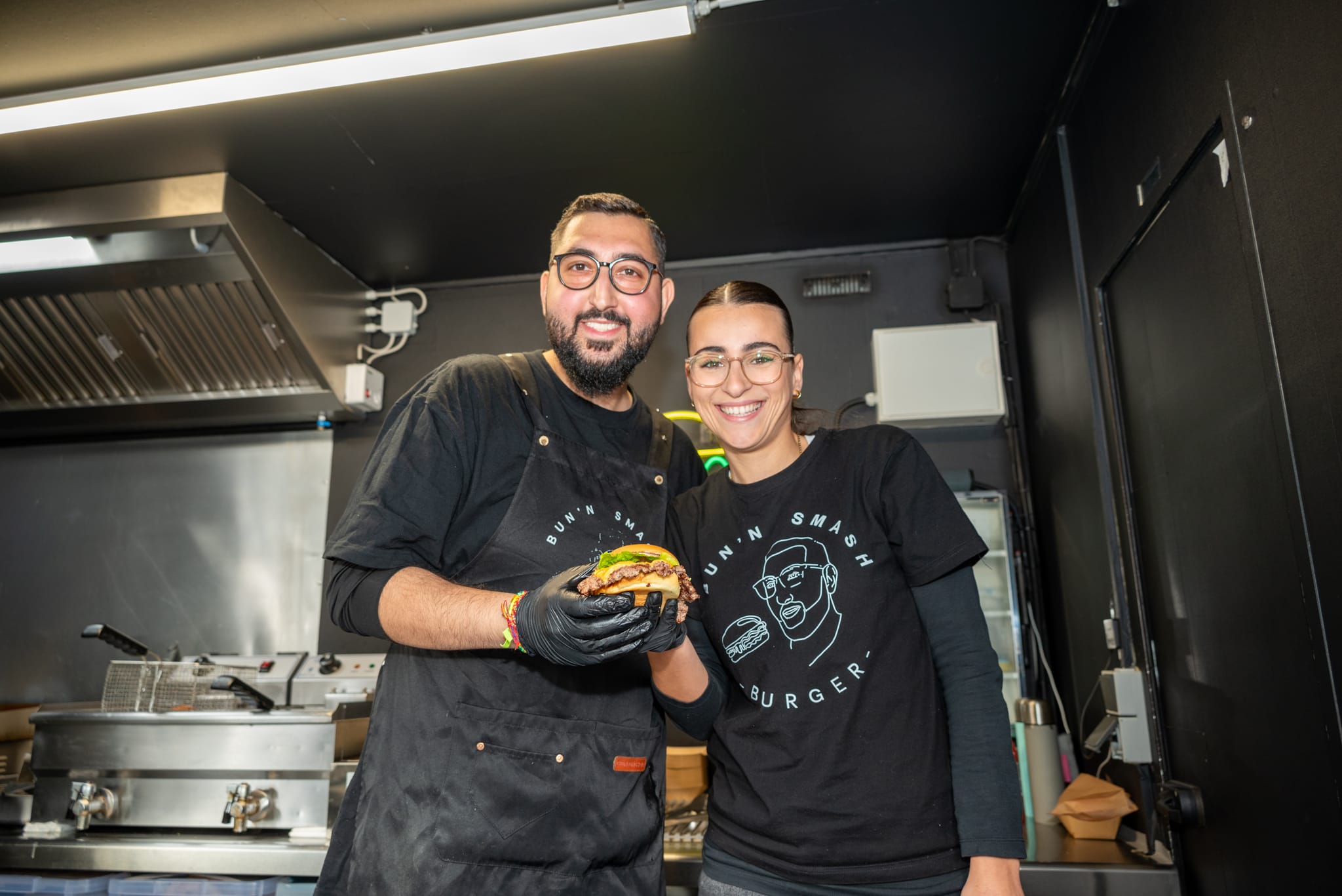 Batuhan und Jessica Yazar lieben Burger.