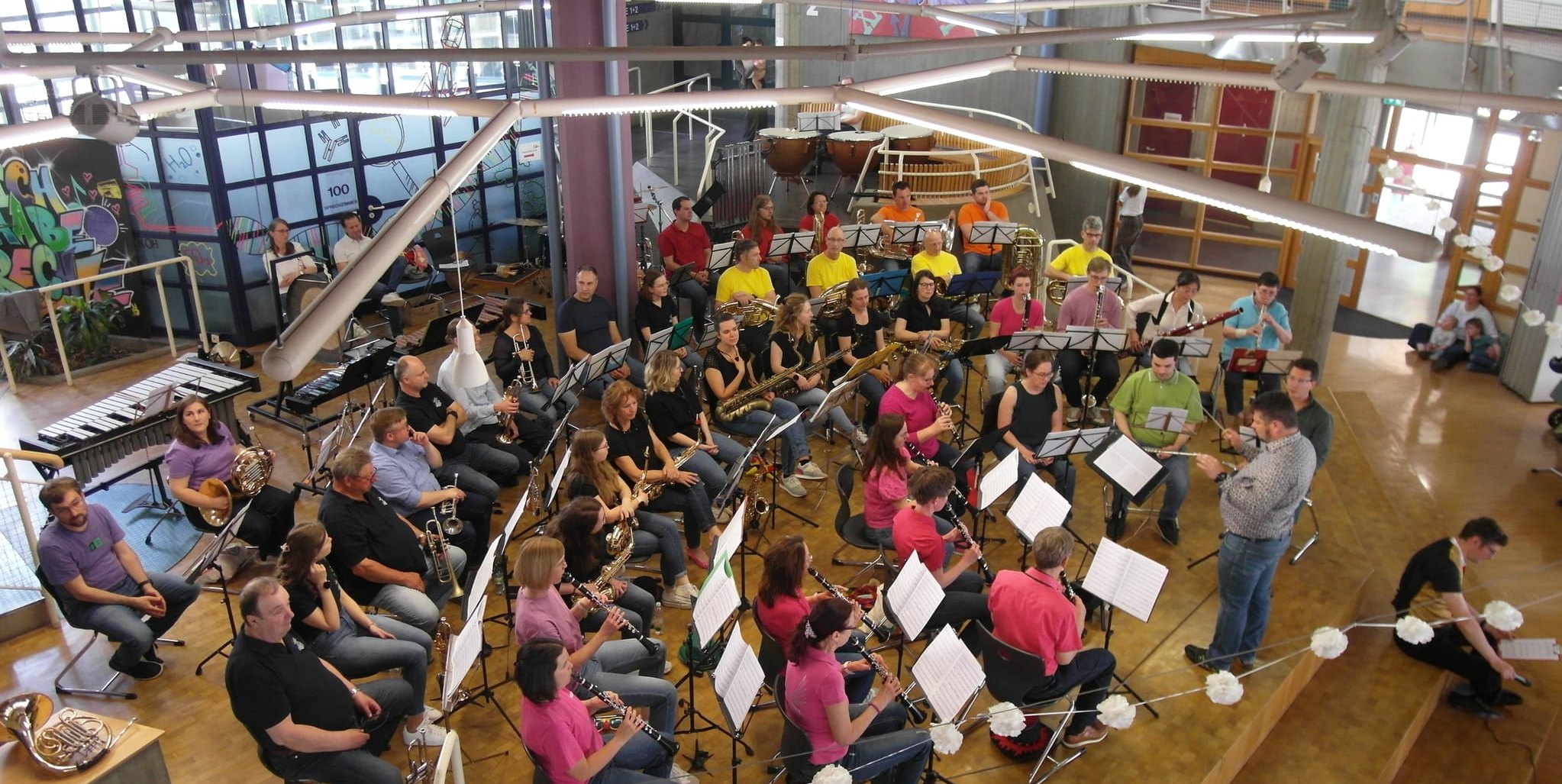 Stadtkapelle Böblingen unter der Leitung von Daniel Wolkober beim Familienkonzert in der Aula der Mildred-Scheel-Schule.
