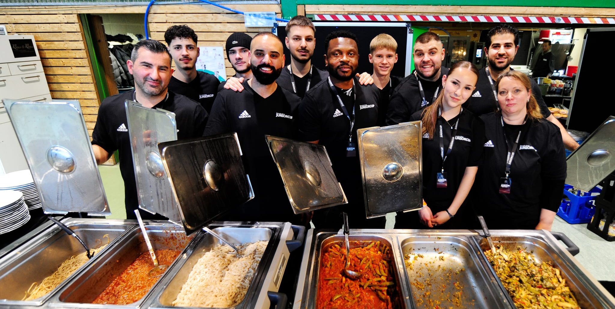 Ohne die vielen Helfer gibt es keinen Junior Cup: Stellvertretend dafür steht die zweite Mannschaft des VfL Sindelfingen beim Catering in der Judohalle.