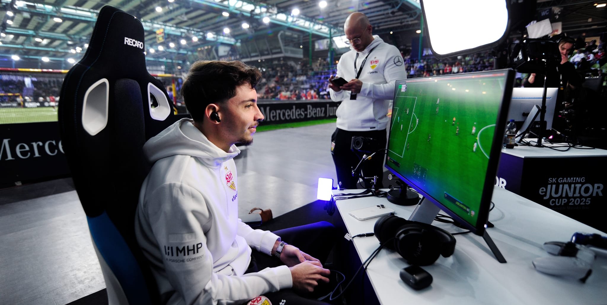 Zocken am Spielfeldrand: Parallel zum Junior Cup läuft das E-Sports-Turnier.