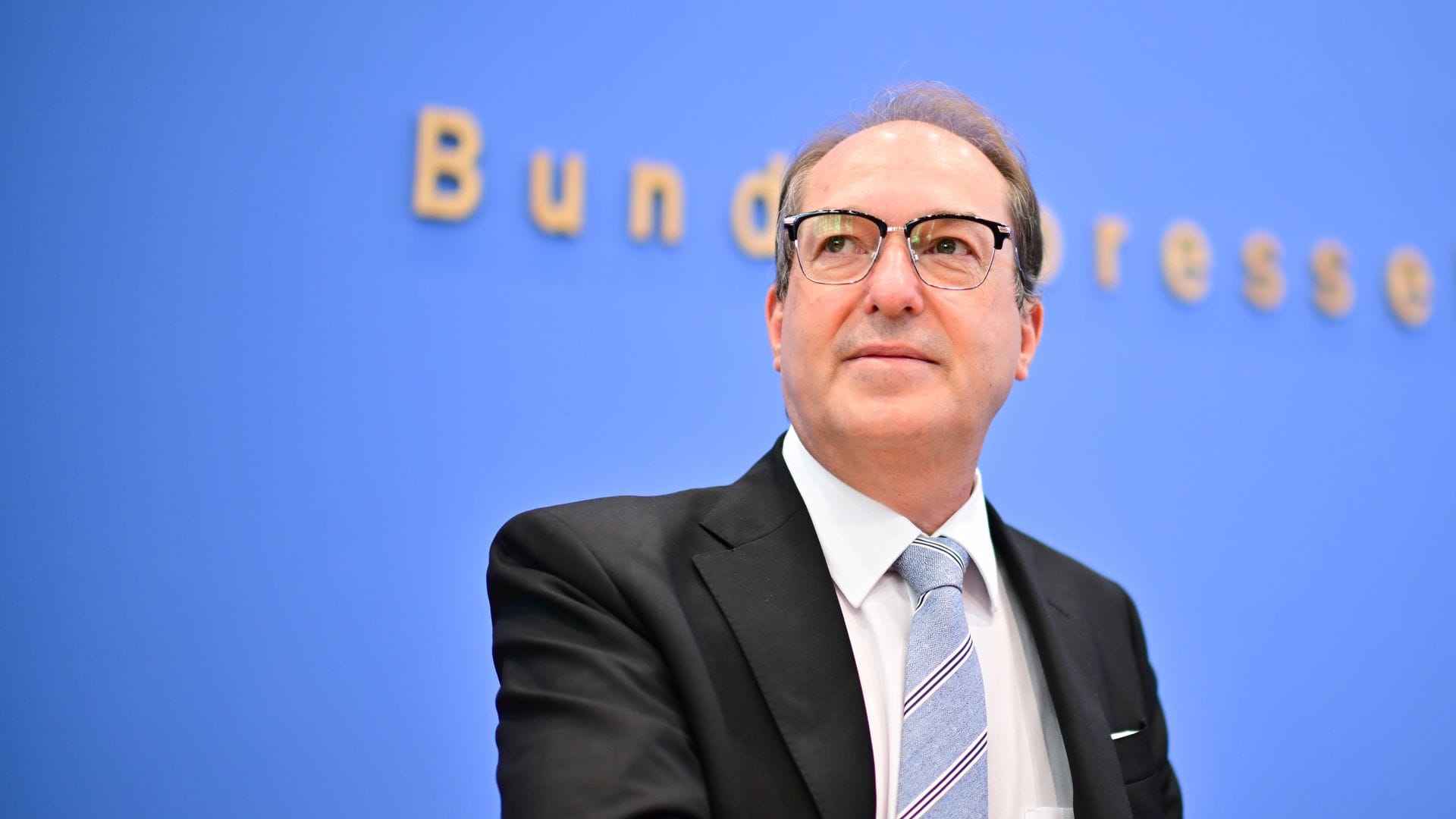 Innenminister Alexander Dobrindt (CSU) kündigte an, dass die im Koalitionsvertrag mit der SPD vereinbarte dreimonatige Speicherung von IP-Adressen zügig umgesetzt wird.