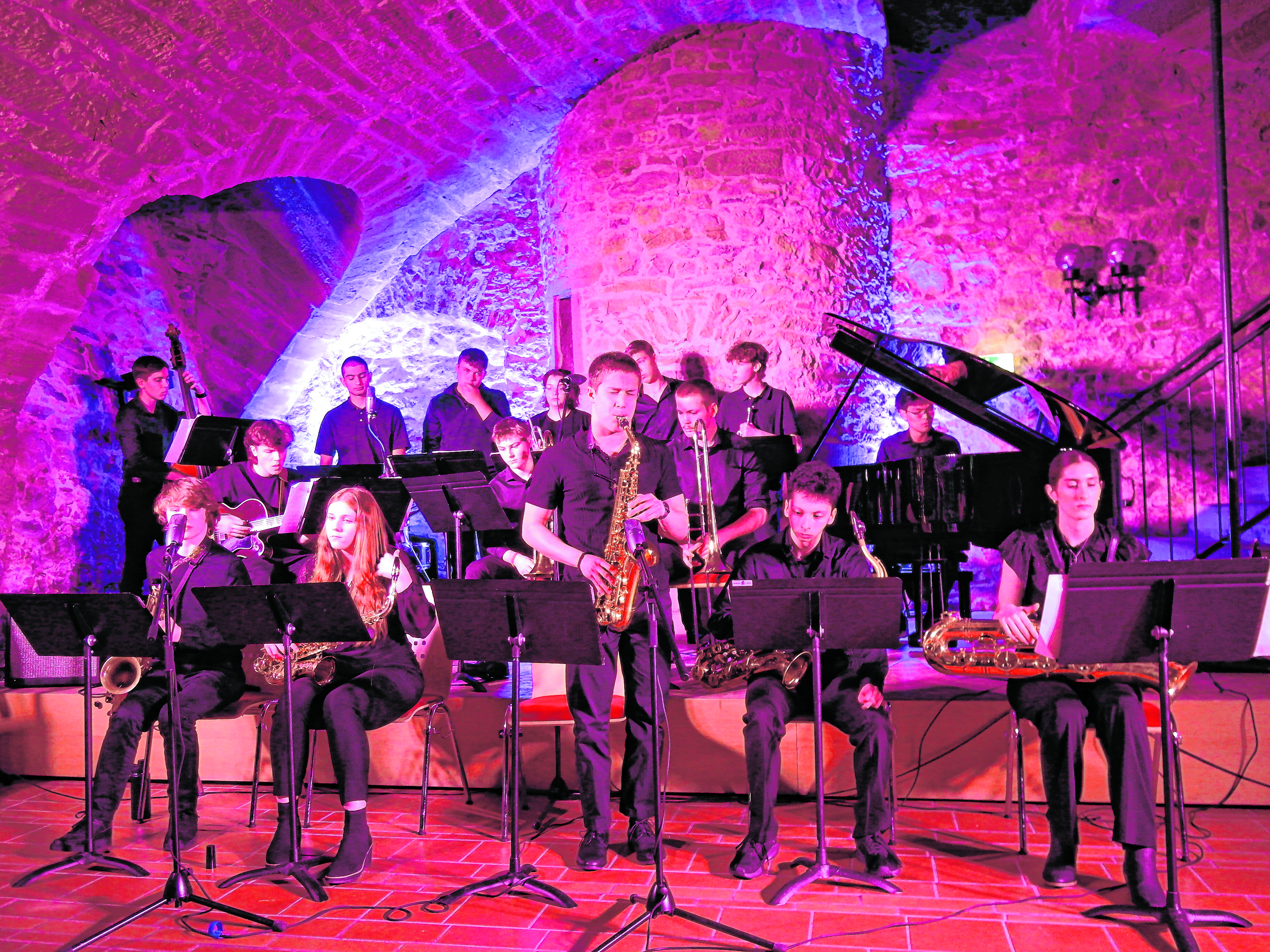Während ihres einwöchigen Aufenthalts in Deutschland als Gast der Böblinger AEG-Bigband hat die St. Charles Highschool Jazzband unter der Leitung von John „Wojo“ Wojciechowski auch einen Auftritt vor gut 70 Zuschauern im Deufringer Schlosskeller absolviert - in Zusammenarbeit mit dem Jazzforum Aidlingen unter Leitung von Martin Wernado.