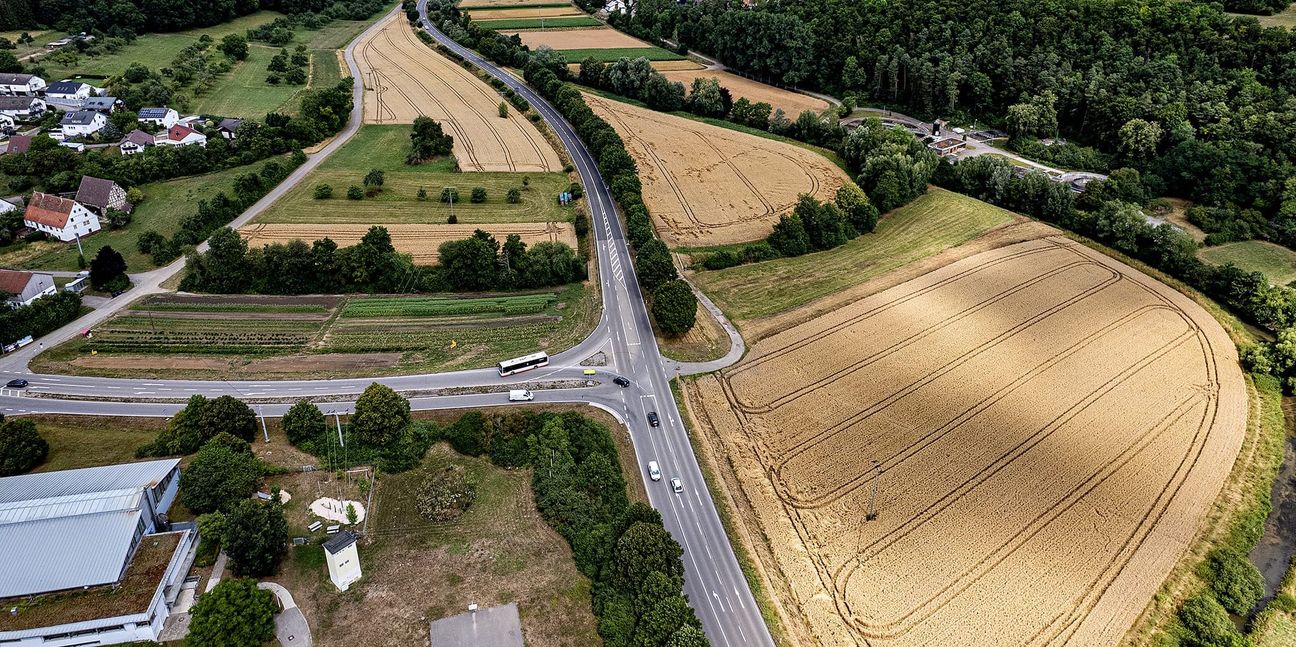 Ampel oder Kreisverkehr an der Straßeneinmündung bei der Wiesengrundhalle Dätzingen. Das muss noch entschieden werden. Derzeit ist provisorisch eine Ampelanlage aufgestellt worden.