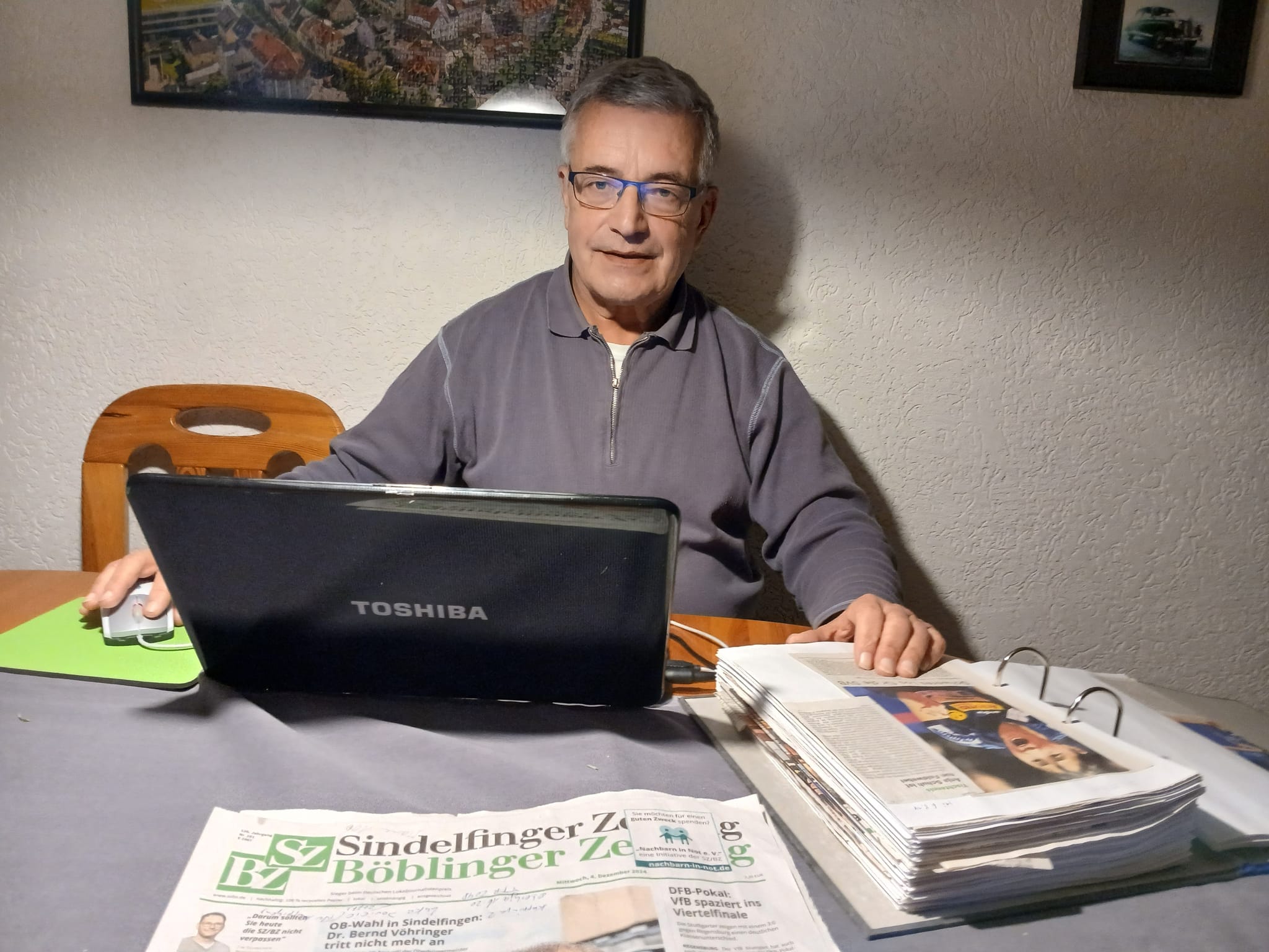 Früher tippte Manfred Schneider die Presseberichte auf der Schreibmaschine und brachte sie in die Redaktion. Später schickte er sie per Fax und jetzt kommt alles per Mail.