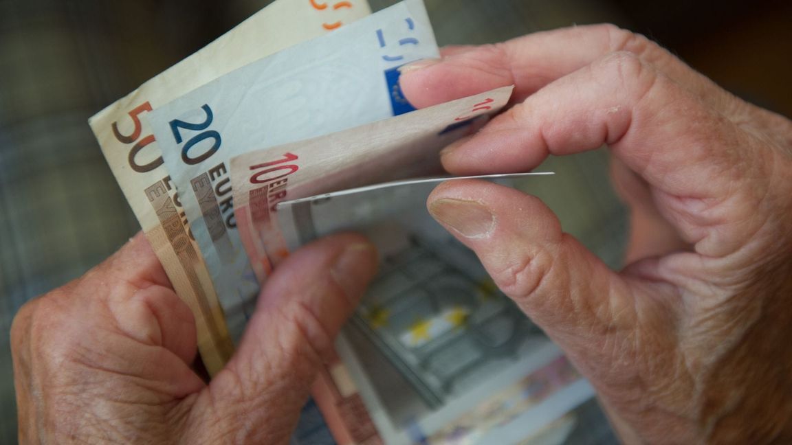 Den Älteren in Deutschland soll das Geld nicht ausgehen - doch wer zahlt dafür? (Archivbild)