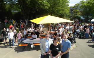 Oberbürgermeister Markus Kleemann, Schulleiterin Alexandra Fritz und der Sozialdezernent des Landkreises, Dusan Minic, (von links) haben mit mehreren 100 Gästen beim Schulfest der Sindelfinger Winterhaldenschule gefeiert.
